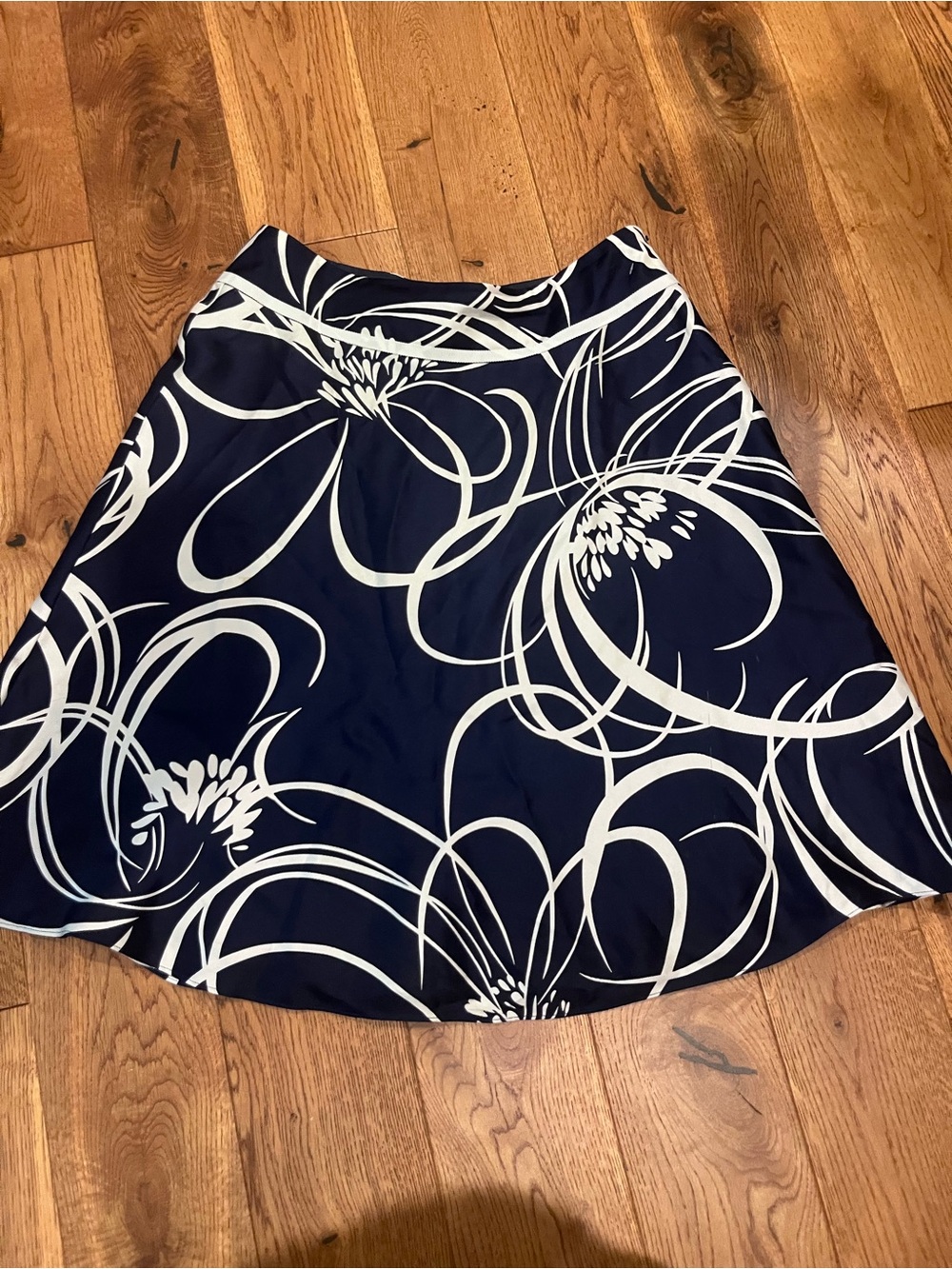 Ann Taylor Navy Blue Skirt with White Cream Abstract Floral Swirl sz 2